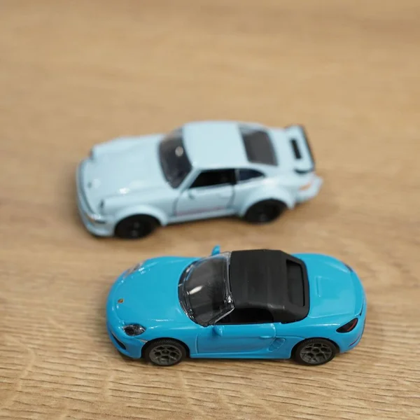 Detailní Záběr Modelů Autíček Značky Porsche Dřevěném Povrchu — Stock fotografie