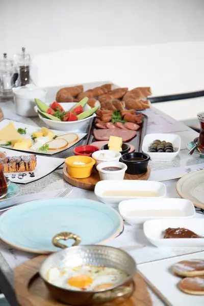 Egy Függőleges Felvétel Egy Asztalról Ínyenc Különböző Reggeli Ételekkel Egy — Stock Fotó