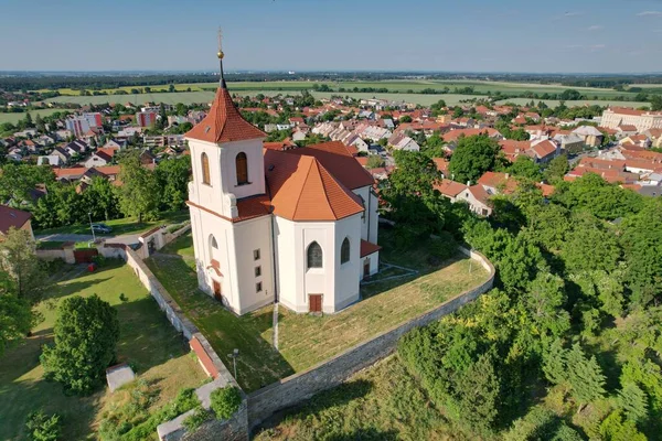Eine Malerische Luftaufnahme Der Kirche Auf Dem Heiligen Berg Sadska — Stockfoto