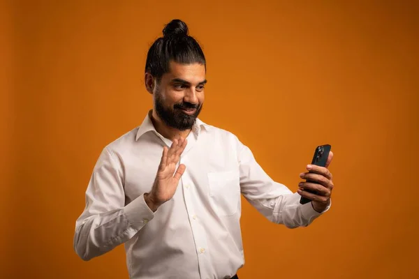 Een Prachtige Opname Van Een Spaanse Man Met Een Telefoon — Stockfoto