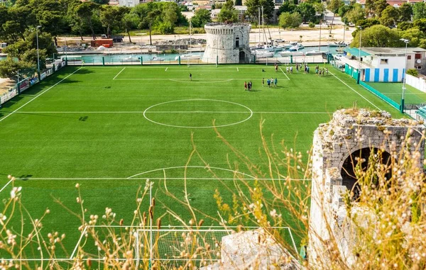 克罗地亚Trogir镇一个绿色足球场的鸟瞰图 — 图库照片