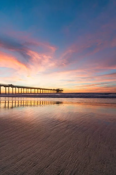 サンディエゴ海岸の桟橋での日没の垂直ショット 周囲を着色 — ストック写真