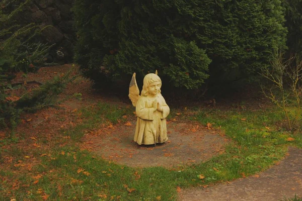 Церковь Святой Троицы Гервиатах Статуя Маленького Ангела Возле Дерева — стоковое фото