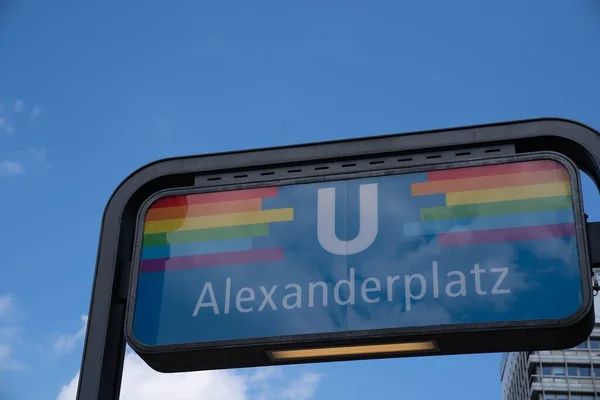 Mavi Gökyüzü Arka Planında Lgbt Destekli Bayraklı Alexanderplatz Yeraltı Tren — Stok fotoğraf