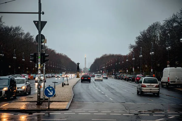 柏林的街道 与Siegessaeulein的距离 — 图库照片