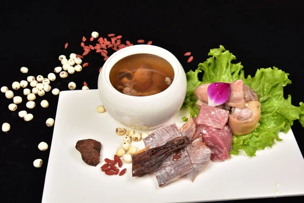 Sopa Cantonesa Quente Com Ingredientes Isolados Fundo Preto — Fotografia de Stock