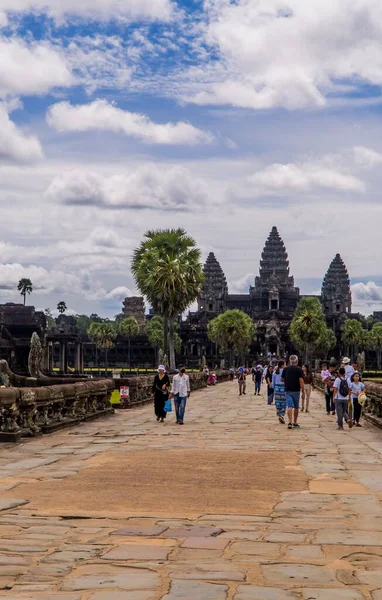 Vertikální Záběr Turistů Návštěvu Starověkého Hlavního Chrámu Angkor Wat Slunečného — Stock fotografie
