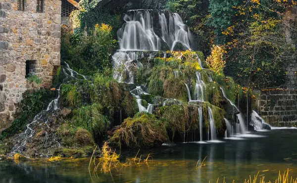 Podzimní Krajina Dlouhým Expozičním Vodopádem Vesnici Rastoke Chorvatsko — Stock fotografie