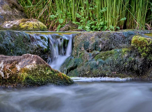 Eine Malerische Aufnahme Des Fließens Eines Felsigen Flusses Mit Seidigem — Stockfoto
