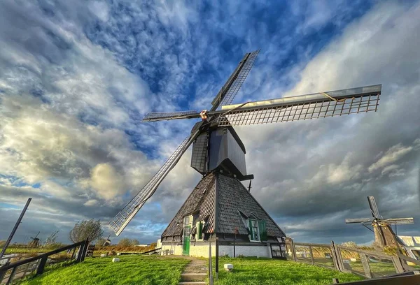 Низкоугольный Снимок Вращающейся Исторической Мельницы Киндердейке Нидерланды — стоковое фото