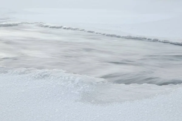 冷たい水で雪の荒地ウラン ブトン 内モンゴル — ストック写真