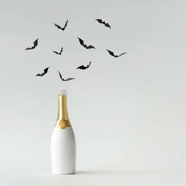 Uma Garrafa Champanhe Branca Dourada Com Silhuetas Morcego Uma Parede — Fotografia de Stock