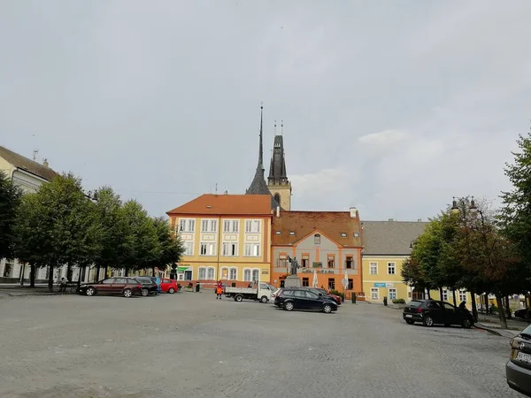 Het Historische Stadscentrum Het Stadsplein Van Louny Tsjechië Met Geparkeerde — Stockfoto