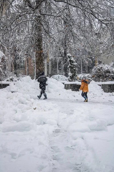 Deux Enfants Marchent Dehors Dans Tempête Neige Magie Hivernale — Photo