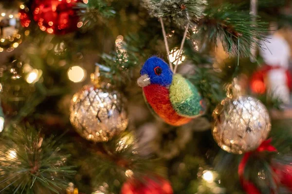 Ένα Μικρό Πουλί Χριστουγεννιάτικη Διακόσμηση Κρέμεται Από Χριστουγεννιάτικο Δέντρο Στο — Φωτογραφία Αρχείου