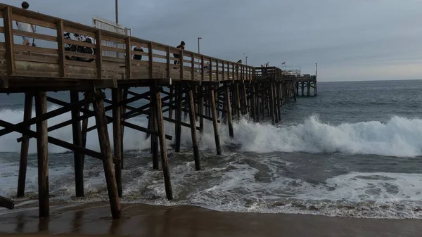 Wooden Pier Full People Waves Crashing — Stock Photo, Image