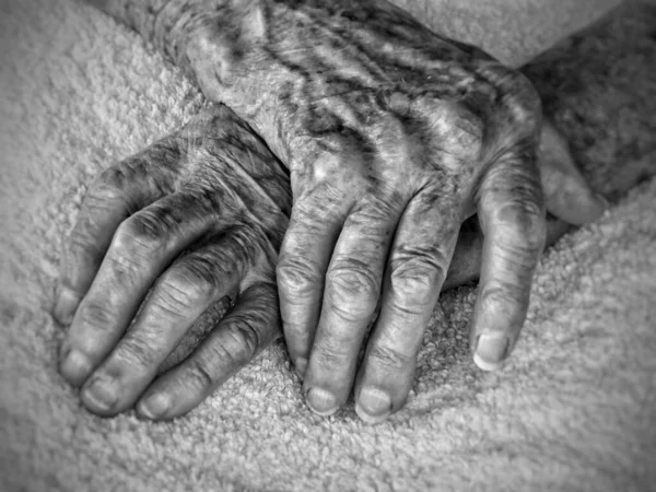 Ujęcie Bliska Dłoni Starszej Kobiety Czerń Biel — Zdjęcie stockowe