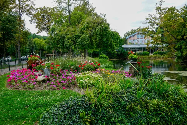Una Vista Panorámica Hermoso Parque Verde Con Lago Flores Colores — Foto de Stock