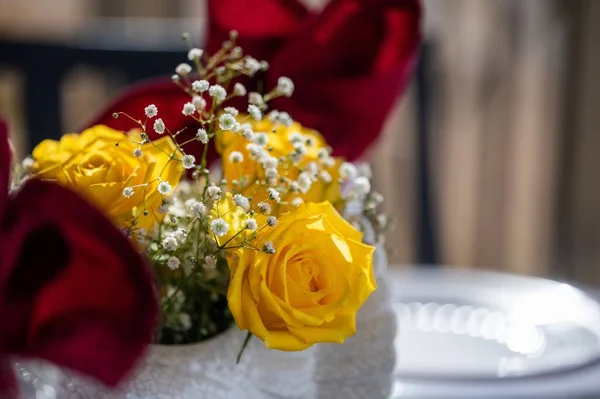 Zbliżenie Ujęcie Ślubnego Bukietu Żółtymi Różami Kładą Szklanym Słoiku Rozmytym — Zdjęcie stockowe