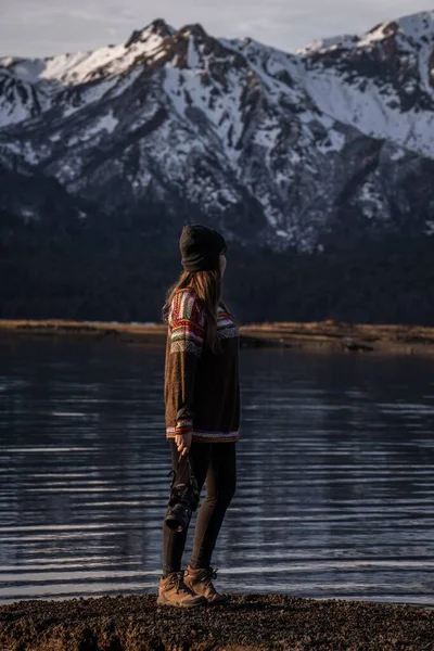 Vertikální Záběr Mladé Ženy Stojící Břehu Jezera Pozadí Zasněžené Hory — Stock fotografie