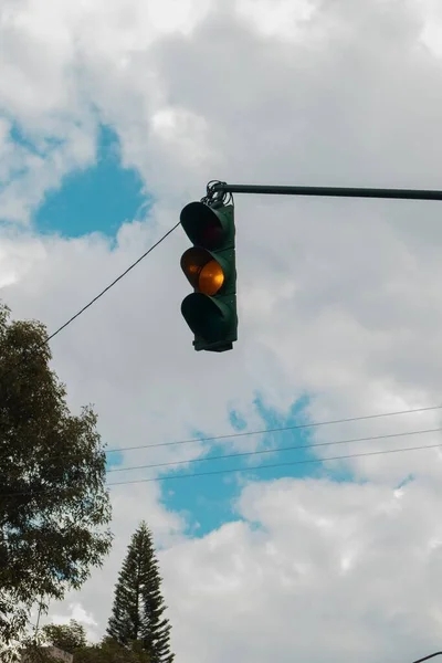 Vertikal Bild Trafikljuset Upplyst Med Den Gula Färgen — Stockfoto