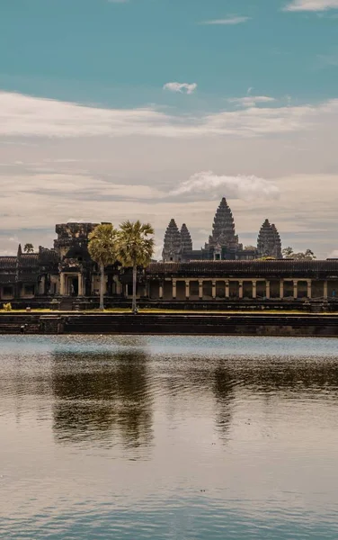 Een Verticaal Schot Van Waterplas Angkor Wat Tempel Complex Cambodja — Stockfoto