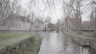 Bruges 'ün kanalları bulutlu bir günde