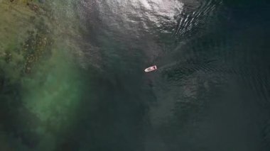 Silivri, İstanbul, Türkiye kıyıları yakınlarındaki bir denizde yüzen bir teknenin havadan görüntüsü