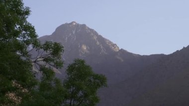 İlkbaharda kar ve buzla kaplı Toubkal Ulusal Parkı, Refuge Toubkal