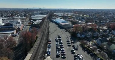 Clifton, New Jersey 'deki tren yolunun yanındaki park halindeki arabaların hava aracı görüntüsü.