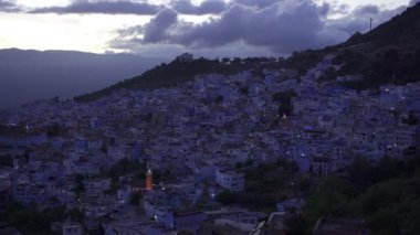 Şef, Fas 'taki modern binaların gece manzarası.