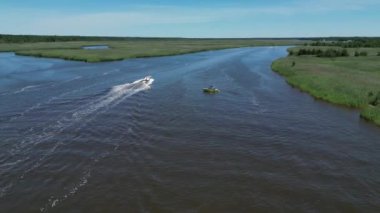 Denizde yüzen bir teknenin havadan görüntüsü.