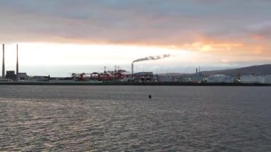Gün batımında Dublin 'deki binaları çevreleyen liman manzarası