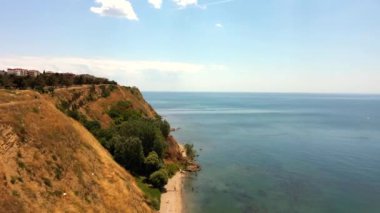 İstanbul 'un Silivri kentindeki güzel denizin üzerindeki uçurumların havadan görünüşü. Türkiye