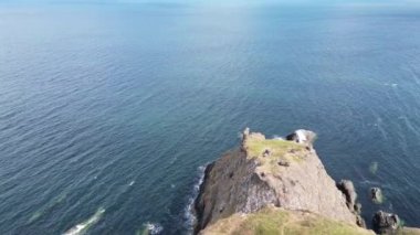 Okyanus kıyısındaki bir dağın havadan görünüşü