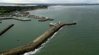 Dublin 'deki binalarla çevrili bir liman manzarası
