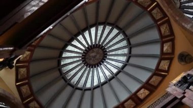 Dairesel tavan mimarisinin düşük açılı görüntüsü