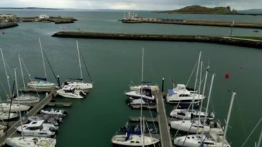 Dublin 'de binalarla çevrili teknelerle dolu bir liman manzarası.