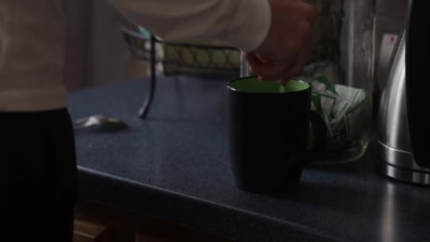 Person Omrörning Kaffe Kaffekopp Med Grönt Insidan Med Sked — Stockvideo