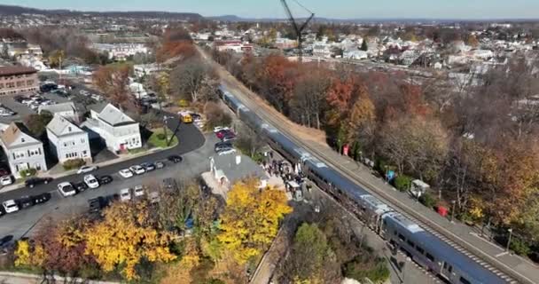 Una Veduta Aerea Drone Treno Una Lunga Ferrovia Nella Città — Video Stock