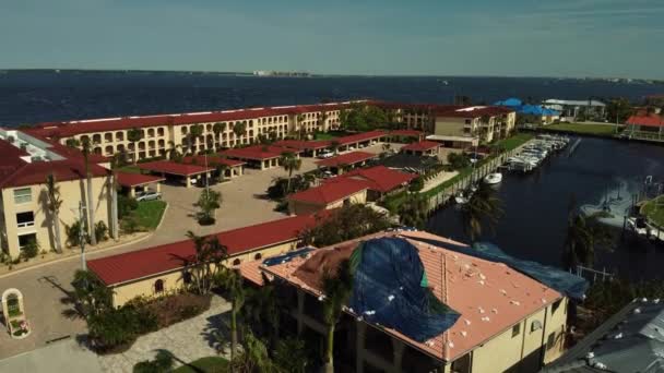 佛罗里达州蓬塔戈达市伊恩飓风过后建筑物屋顶坍塌的鸟瞰图 — 图库视频影像