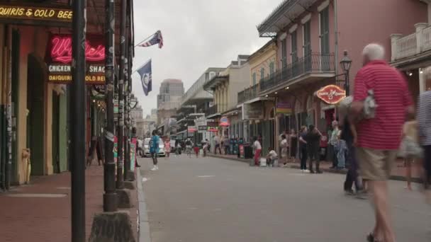 Une Timelapse Bourbon Street Avec Des Piétons Des Voitures Passant — Video