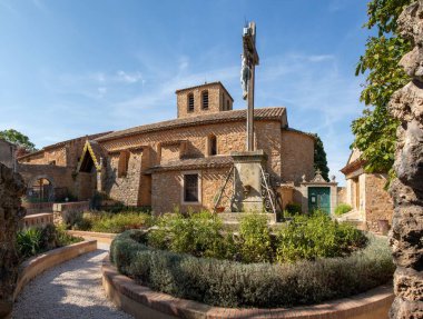 Fransa 'nın Aude kentindeki Rennes le Chateau dağının tepesindeki Saint Marie Madeleine Kilisesi.