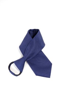 Beyaz arka planda izole edilmiş mavi polyester kravatın dikey görüntüsü..