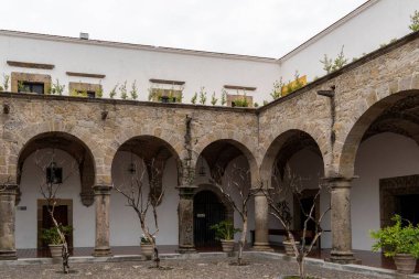 Meksika 'da Roma sütunları olan tarihi bir bina.