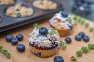 Tahta üzerinde seçici bir odak noktası olan lezzetli yaban mersinli kek.