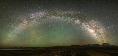 Himalayalar, Takin Bölgesi, Ali Bölgesi, Tibet, Çin 'deki Gurla Mandhata' nın güzel bir samanyolu manzarası.