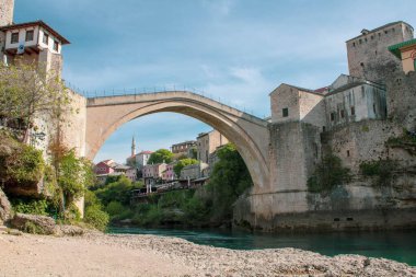 Bosna-Hersek 'teki Neretva Nehri üzerindeki Mostar Eski Köprüsü' nün güzel mimarisi