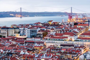 Arka planda 25 de Abril Köprüsü olan Lizbon silueti.