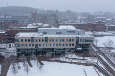 Massachusetts Üniversitesi 'nin kar altındaki mimarisinin insansız hava aracı görüntüsü.